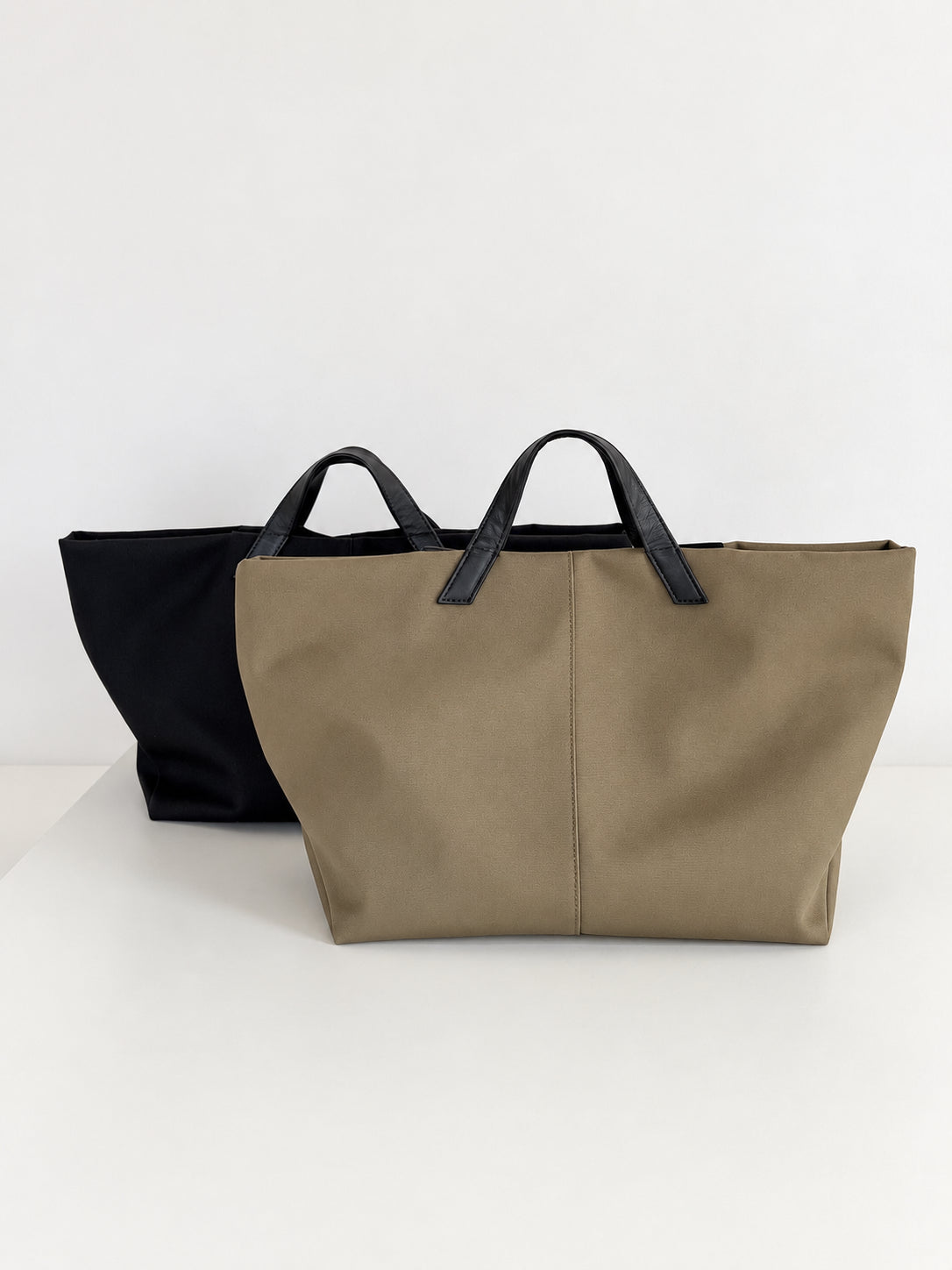 ブラックとカーキベージュのWORK BAG aibō